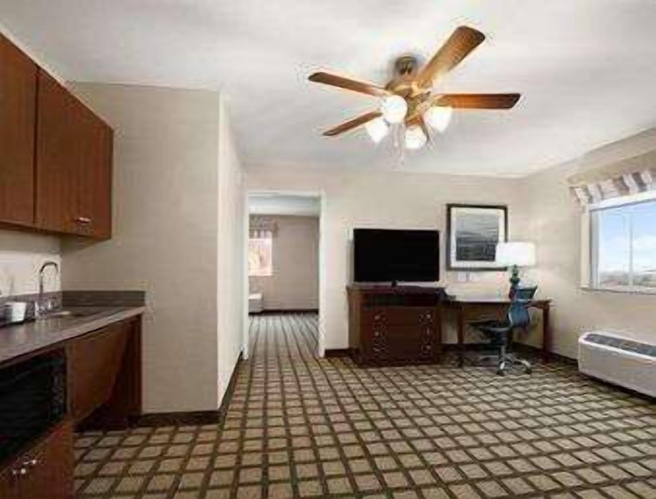 Baymont Inn & Suites By Wyndham Odessa Exterior photo