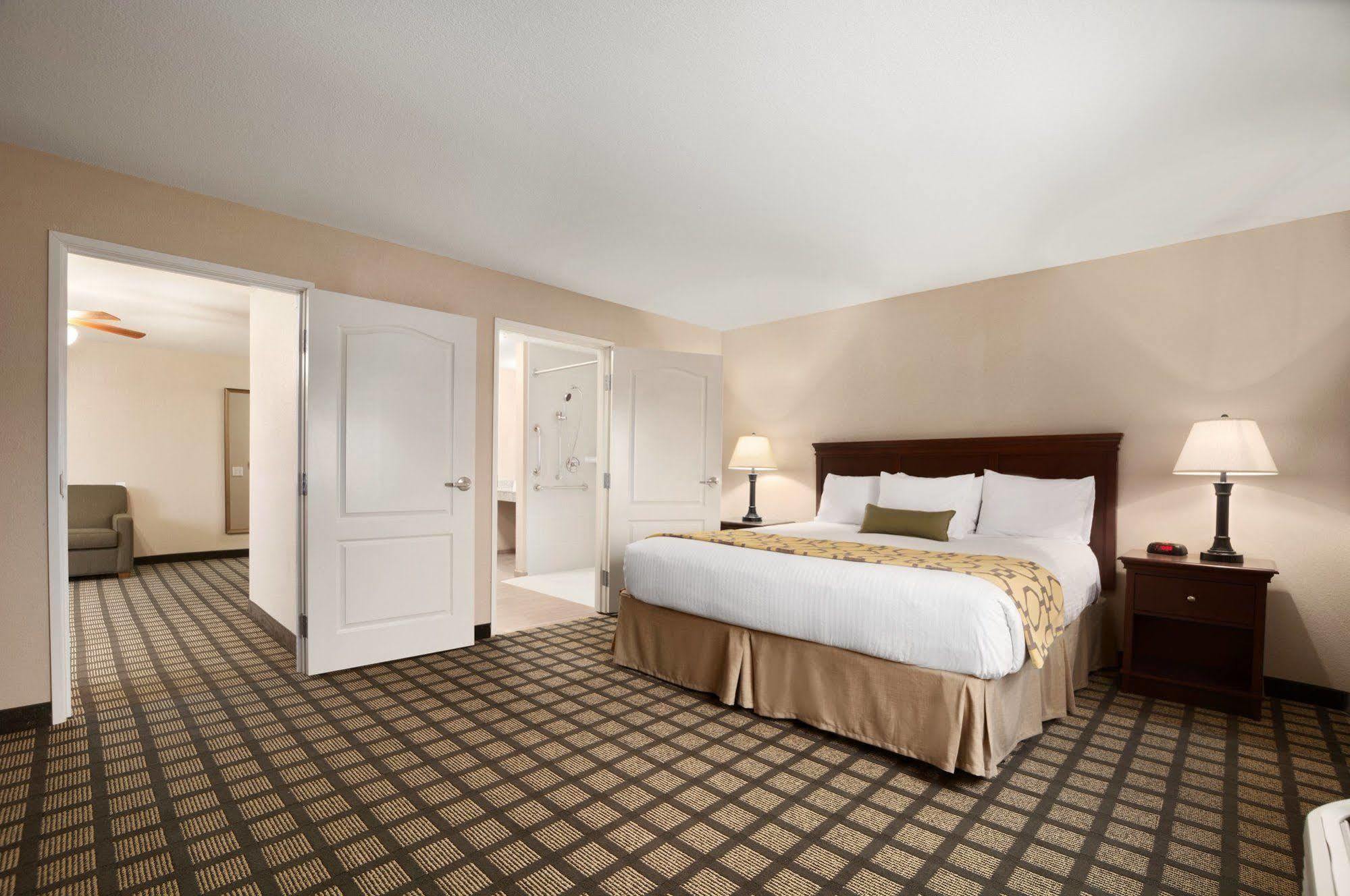 Baymont Inn & Suites By Wyndham Odessa Exterior photo